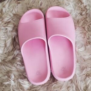 Hot Pink Thick Platform Cloud Slides Pillow Flip-Flop Slippers. Non Slip 🌴